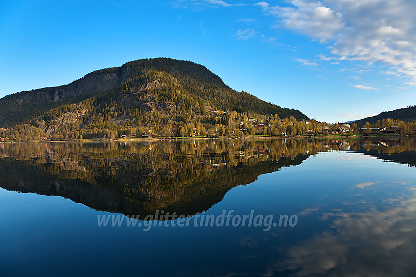 En flott morgenpadletur på Strandefjorden med Fodnsesåsen i bakgrunnen.