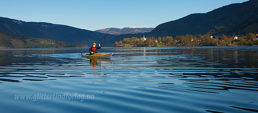 Padling på Strandefjorden en fin vårmorgen. Strandhalvøya i bakgrunnen. Ålfjell ses i bakgrunnen.