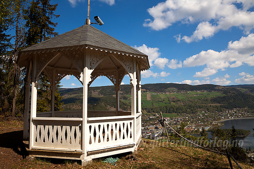 På Kviteberg med paviljongen. I bakgrunnen ses Fagernes.