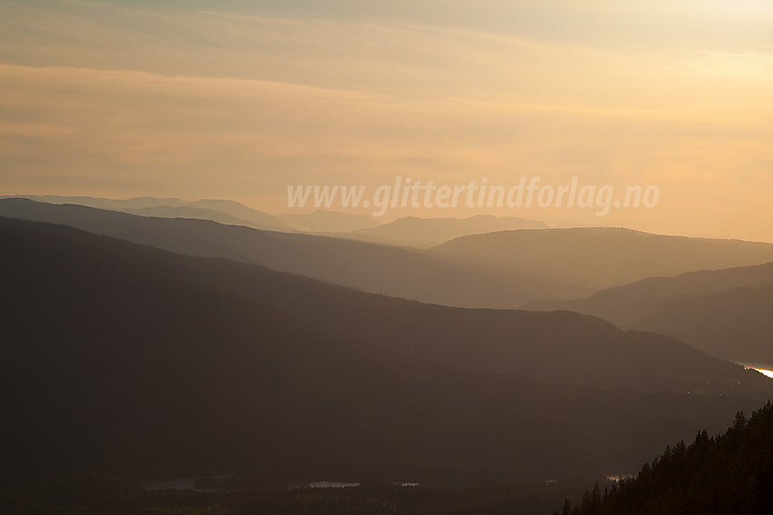 Fra Vardeberget i Aurdal en fin vårkveld med en blåne bak blåne horisont oppover dalen mot Vestre Slidre og Vang.