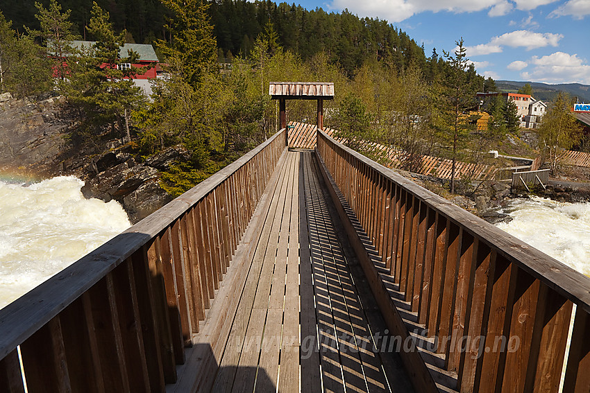 Bro over Neselve like ved Fagernes. Fra broa har man førsteradsutsikt til Kvitvellafossen.