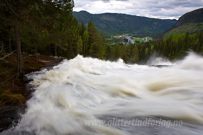 På vei oppover mot Kverviljuvet langs Hølera. Her med en flomstor Hølera i forgrunnen og Begnadalen i bakgrunnen.