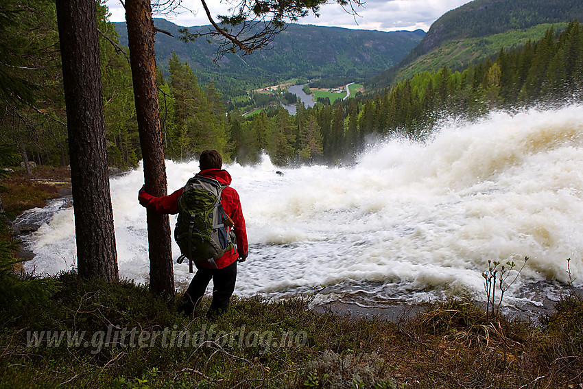 På vei oppover mot Kverviljuvet langs Hølera. Her med en flomstor Hølera i forgrunnen og Begnadalen i bakgrunnen.