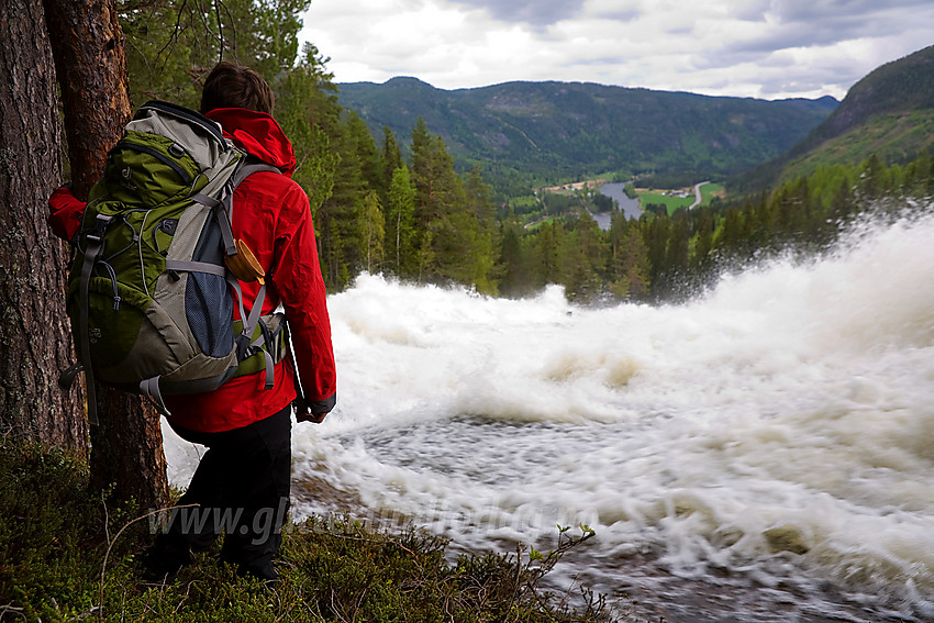 På vei oppover mot Kverviljuvet langs Hølera. Her med en flomstor Hølera i forgrunnen og Begnadalen i bakgrunnen.