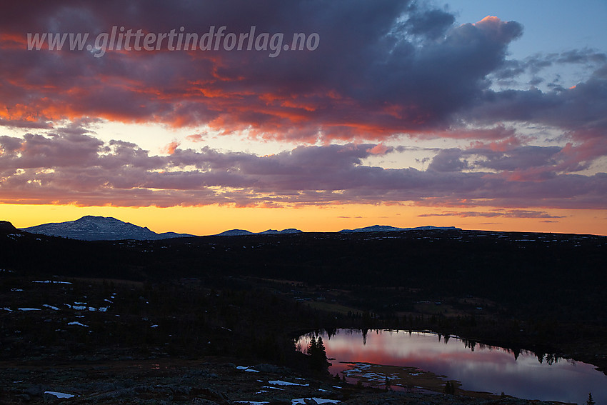 På østryggen til Skarvemellen, nær Skarvetjernet, etter solnedgang en vårkveld. Bak til venstre ses Skaget.