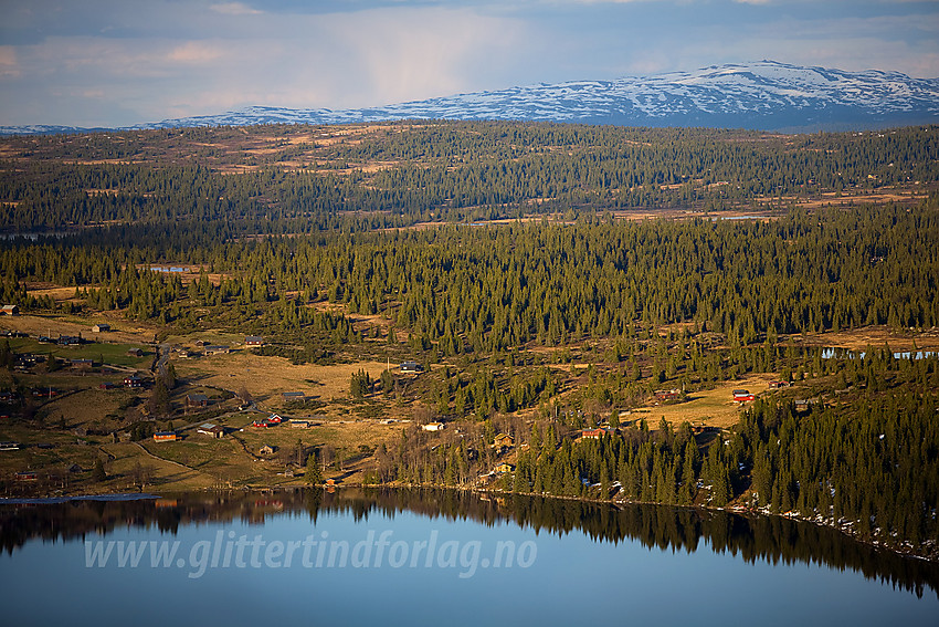 Med telelinse fra østryggen på Skarvemellen i retning Juvike. I bakgrunnen ses Synnfjellet.