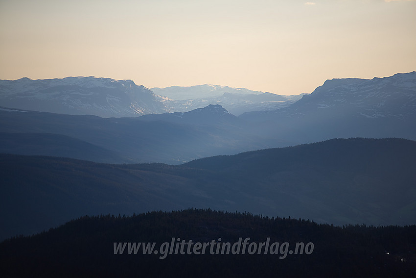 Med telelinse fra Skarvemellen i retning Vang med Bergsfjellet, Hugakøllen og Vennisfjellet. Lengst i det fjerne ses Berdalseken.