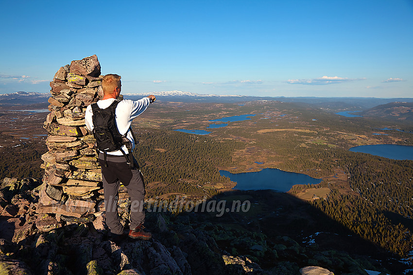 På toppen av Rundemellen med utsikt i retning øst mot bl.a. Steinsetfjorden og Spåtinden.