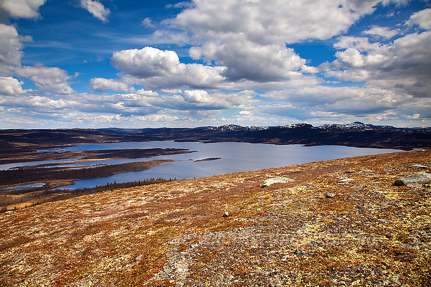 Utsikt fra Fullsennknatten mot Fullsenn og Fukhamran, Reinhamran og Djuptjernkampen.