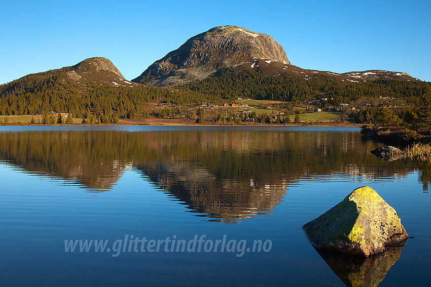 Kalvemellen og Rundemellen speiler seg i Turrsjøen en flott sommermorgen.