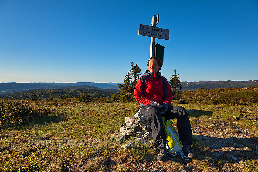 Morgenstund har gull i munn på Goaren (1070 moh) i Etnedal. I bakgrunnen bl.a. Mellene og Jotunheimen.