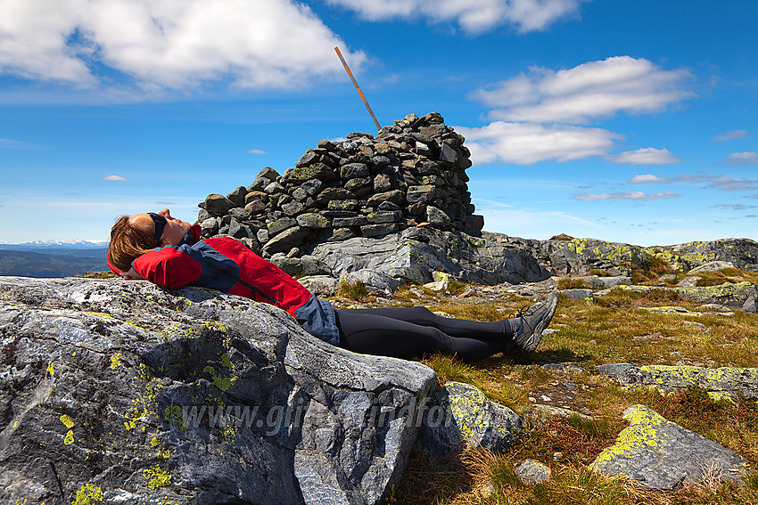 Avslappende pause på toppen av Bjørgovarden (1138 moh) i Nord-Aurdal.