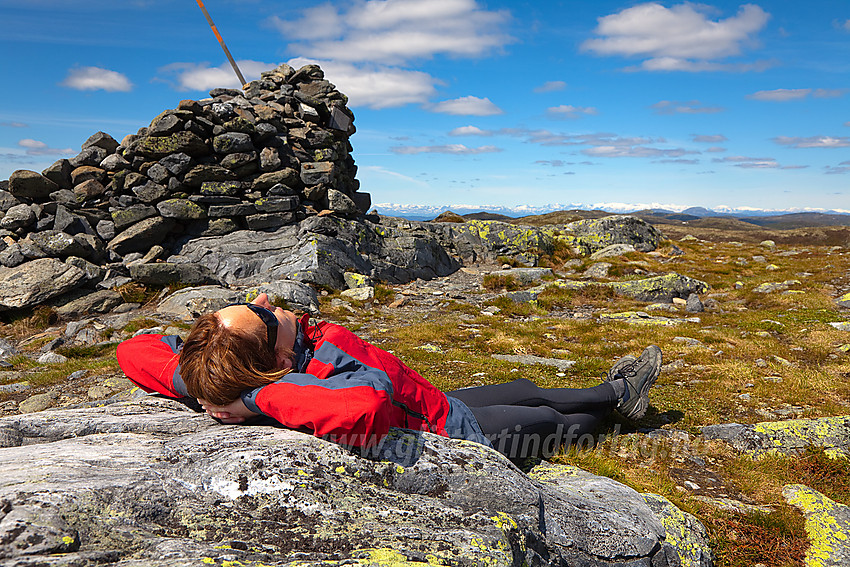 Avslappende pause på toppen av Bjørgovarden (1138 moh) i Nord-Aurdal.