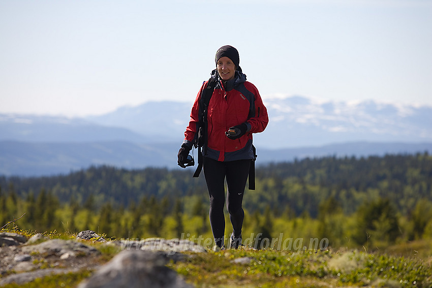 Fjellvandrer i fint driv oppover nordvestryggen mot Binnhovdknatten i Nord-Aurdal.