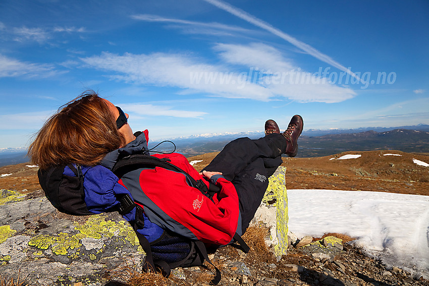 Bedagelig pause på toppen av Spåtind (1414 moh) en flott sommerdag. I bakgrunnen anes Jotunheimens snøhvite tinder.