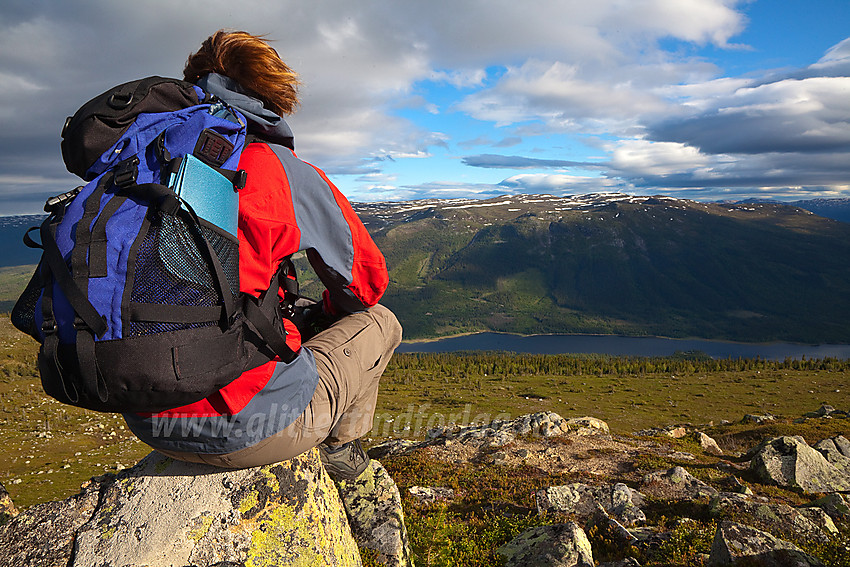 Fra Sæterknatten i Vassfaret med utsikt via Aurdalsfjorden mot Sørbølfjellet.