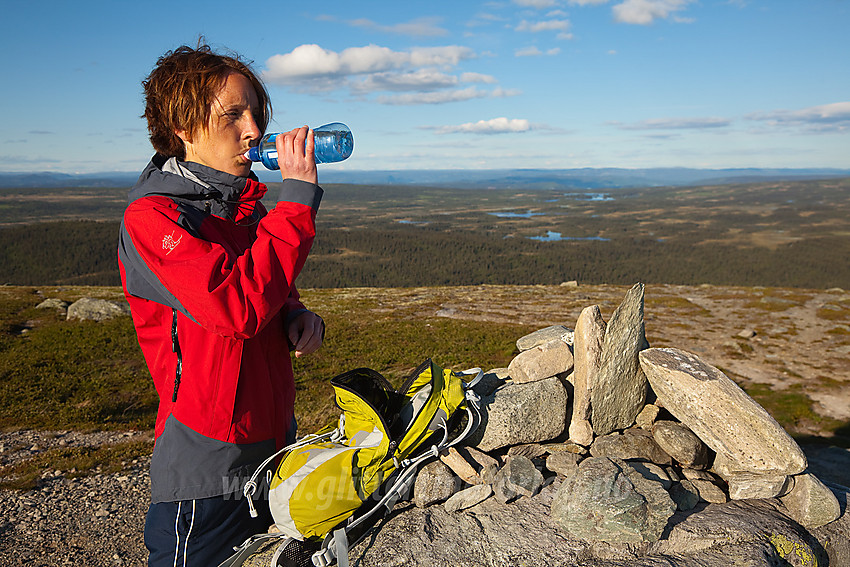 Drikkepause på toppen av Ormtjernkampen (1128 moh).