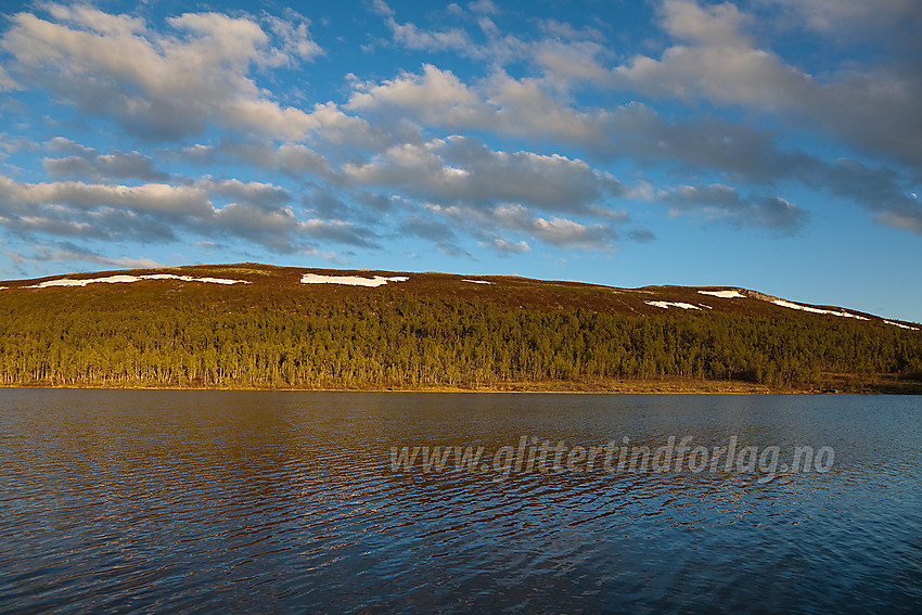 Ved Hafsenn mot Ryggetrøfjellet med Jomfruslettfjellet bakenfor.