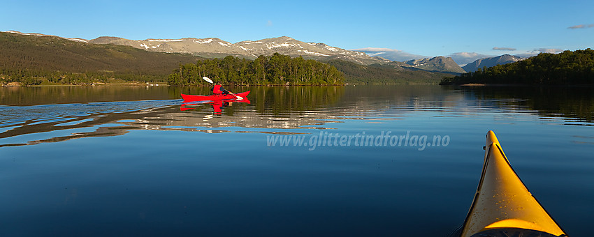 Padling på Bukonefjorden (Storfjorden) med Veslebotnskarvet (1778 moh) i bakgrunnen.