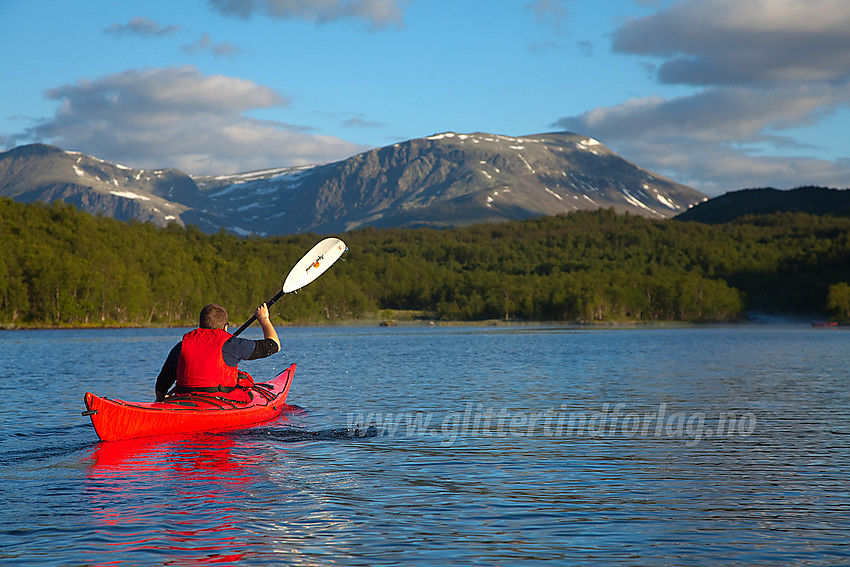 På vei oppover Kvavlin, enden av Storfjorden opp mot Smådalen, med Ranastongeggi i bakgrunnen.