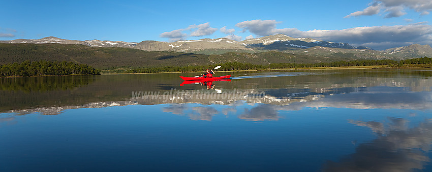 Padling på Bukonefjorden i Vestre Slidre en nydelig sommermorgen med Veslebotnskarvet (1778 moh) i bakgrunnen.