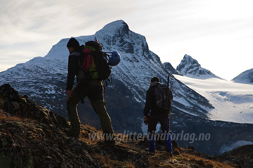 I fint driv mot Veslbreatinden med Store Smørstabbtinden (2208 moh) ruvende i bakgrunnen.