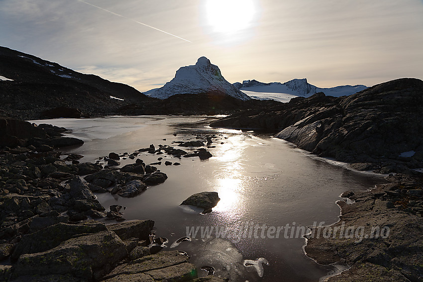 Store Smørstabbtinden (2208 moh) bak et islagt vann.