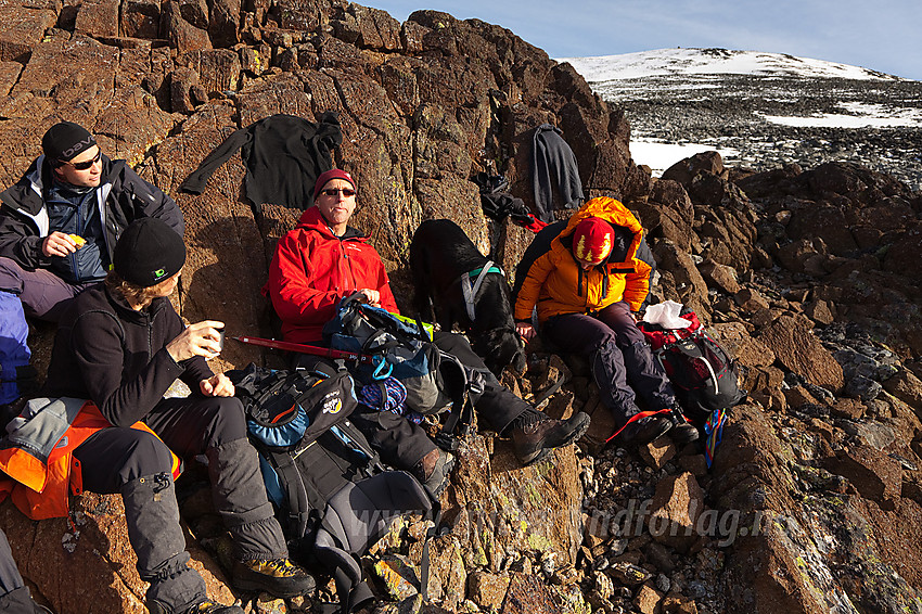 Pause oppunder Veslbreatinden (2092 moh). Toppen ses i bakgrunnen.