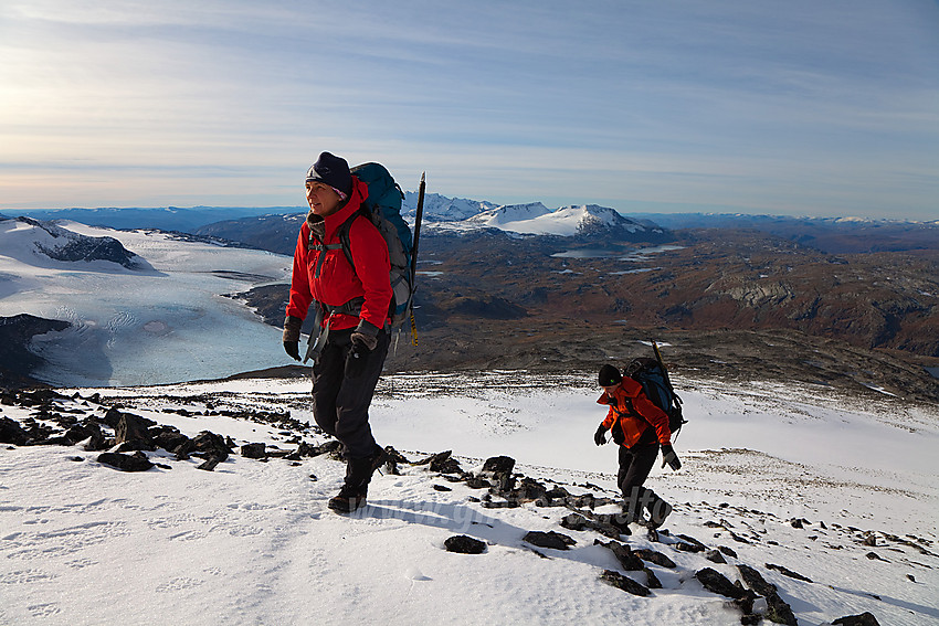 Siste skrittene opp til toppen av Veslbreatinden med utsikt i retning Sognefjellet, Fannaråken og Hurrungane.