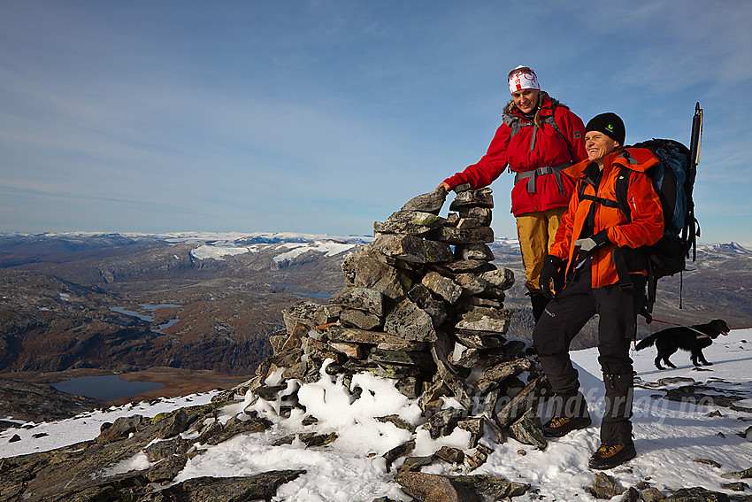 På toppen av Veslbreatinden (2092 moh) med bl.a. Sognefjellet, Liabrekulen og Jostedalsbreen i bakgrunnen.