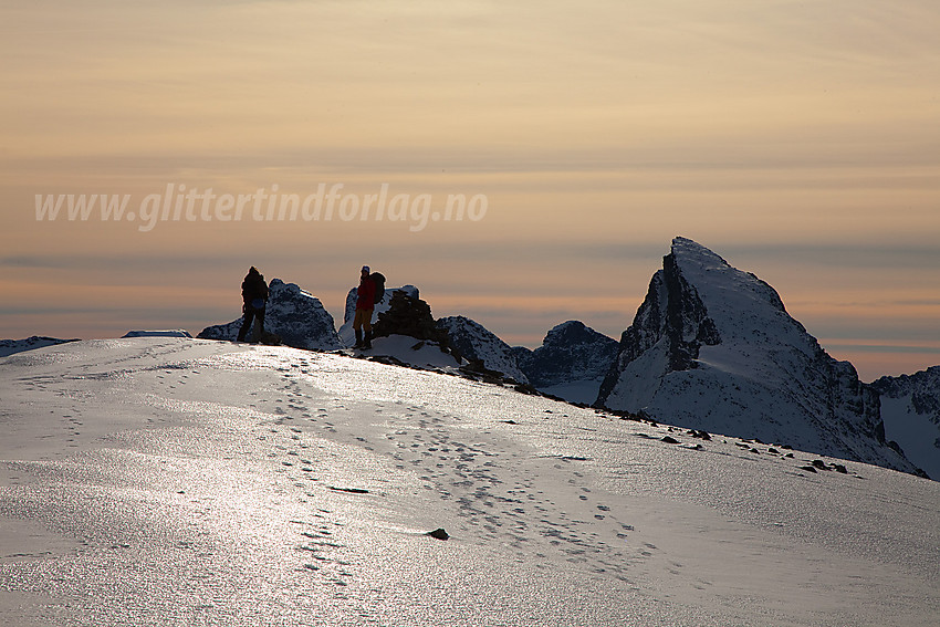 På toppen av Veslbreatinden (2092 moh) med Smørstabbtindane i bakgrunnen. Store Smørstabbtinden (2208 moh) til høyre.