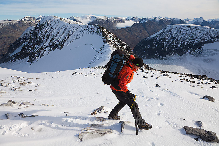 På vei ut mot Bakarste Skagsnebb (2093 moh) fra Hurrbreatinden. Bak til høyre ses Storbreahøe (2001 moh).