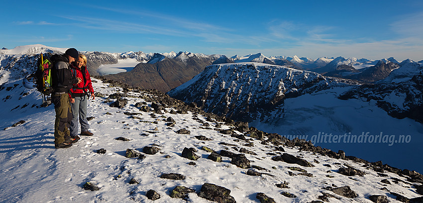 På Hurrbreatinden med Jotunheimens tindehav i bakgrunnen.