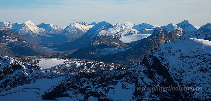 Fra Hurrbreatinden med utsikt inn i Jotunheimen i en rett linje over Langvatnet ned til Svartdalen i Gjendealpene. I forgrunnen til høyre ses Storbreatinden (2018 moh).