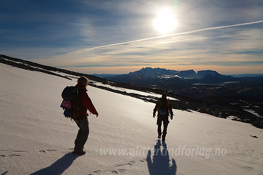 På vei ned fra Hurrbreatinden med Sognefjellet og Hurrungane i bakgrunnen.