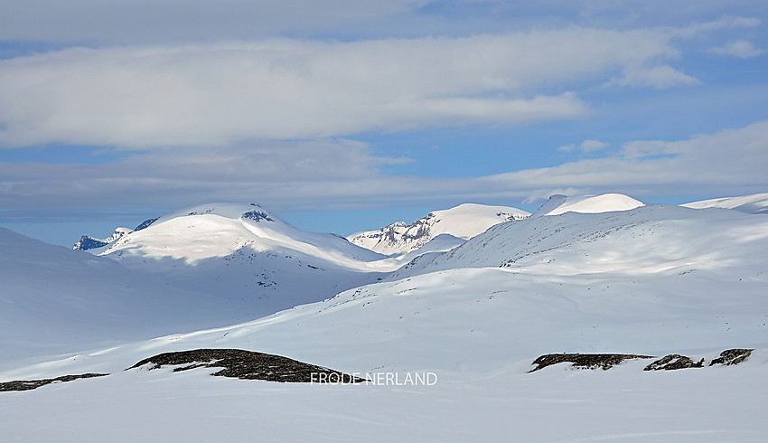 Fra purka mot Skarvdalen. I bakgrunnen bla. Hårstadnebba,Hårstadtoppen,Langrabbpiken,Storkalkinn,Kaldfonna og Dordinakkan.