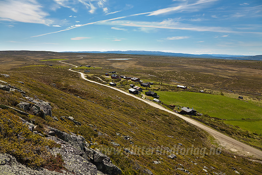 Flott utsikt fra Valtjednknatten mot Valtjednstølane og videre utover "Stølsvidda" i retning Golsfjellet.