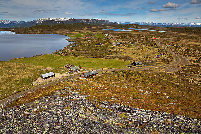 Flott utsikt fra Valtjednknatten mot Grønsennknipa og Jotunheimen. Valtjednet til venstre i forgrunnen.