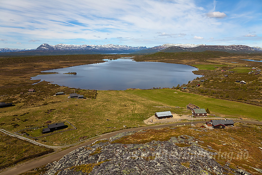 Flott utsikt fra Valtjednknatten mot Skogshorn, Veslebotnskarvet, Storlifjellet og Grønsennknipa. Valtjednstølane og Valtjednet i forgrunnen.