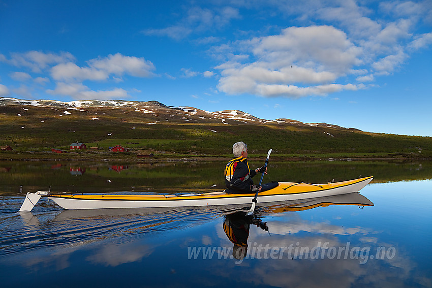 Padling på Nørdre Syndin en flott somemmermorgen med Gilafjellet i bakgrunnen.