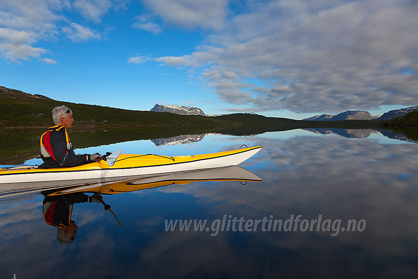 Padling på Nørdre Syndin en sommermorgen. I bakgrunnen ses bl.a. Grindane og Skusthorn.