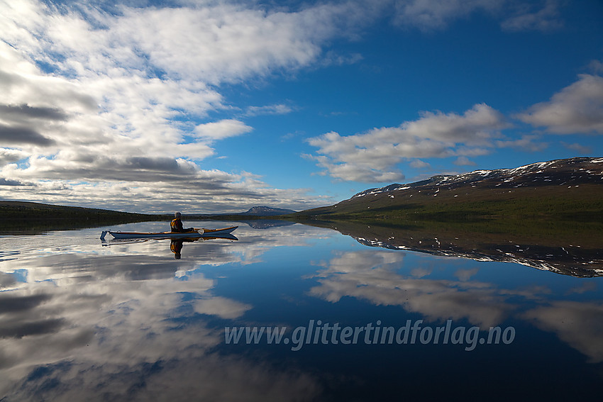 Padling på Midtre Syndin med Gilafjellet til høyre i bildet.