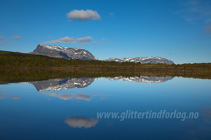 Fra en padletur på Nørdre Syndin med Grindane og Bergsfjellet som speiler seg.