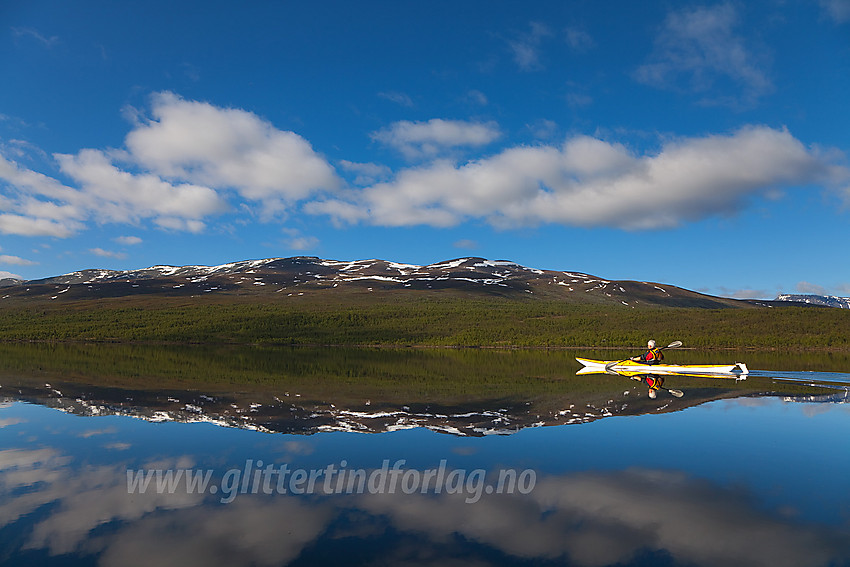 Padling på Nørdre Syndin med Gilafjellet i bakgrunnen.