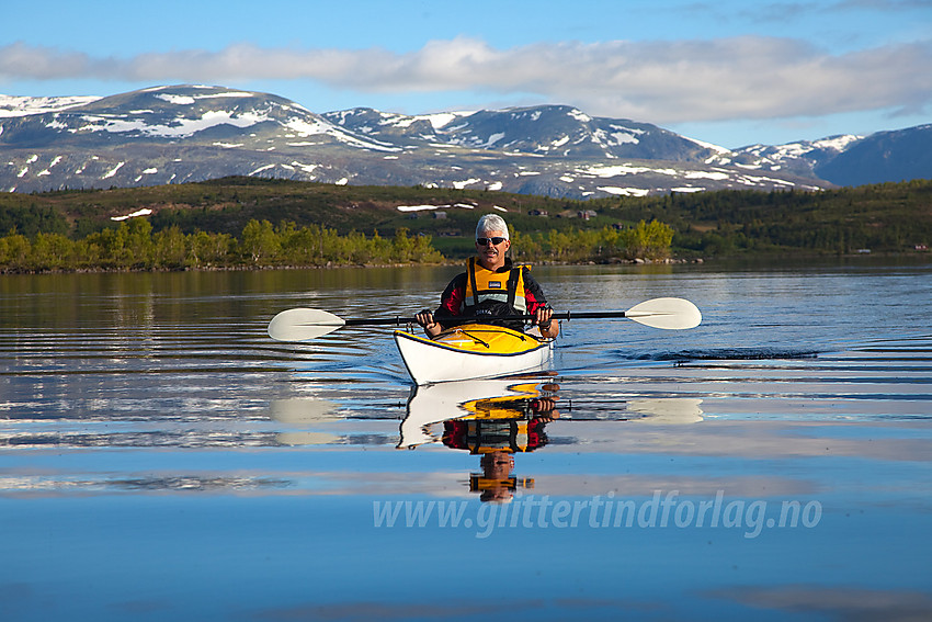 Padling på Nørdre Syndin med Vennisfjellet i bakgrunnen.