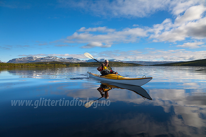 Padling på Nørdre Syndin med Vennisfjellet (bl.a.) i bakgrunnen.