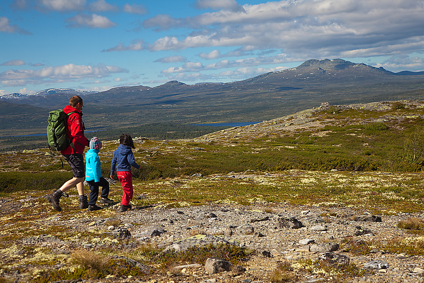 Fjellvandrere på toppen av Rabbalsmellen. I bakgrunnen til høyre ses Skaget.