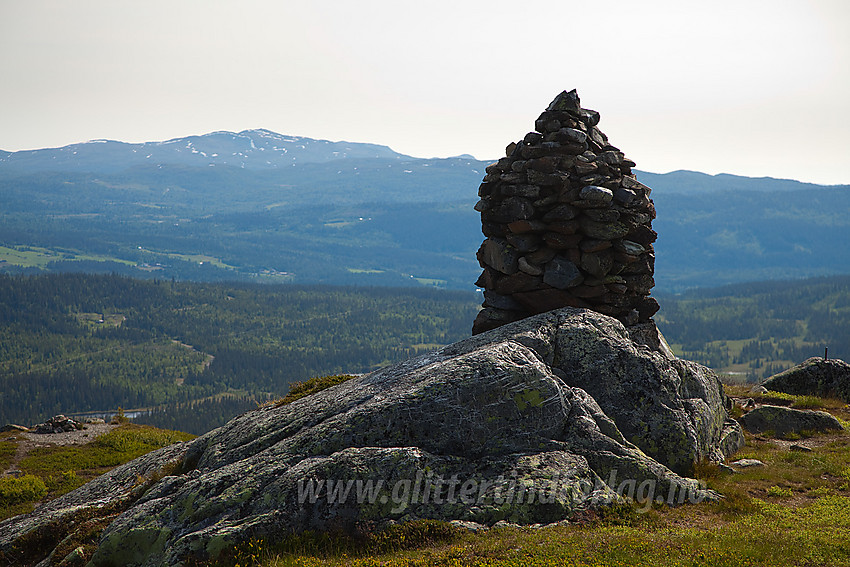 Varden på Jutulknatten (1059 moh). I bakgrunnen ses Synnfjellet.