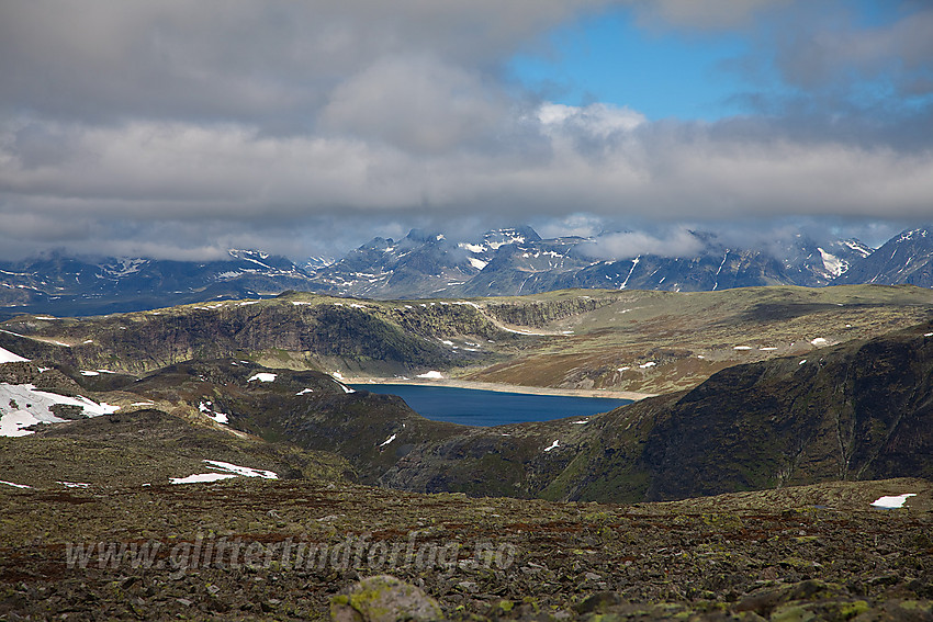 Fra Mjellknapp med utsikt i retning Jotunheimen. Rysntjednet, godt nedtappet, ses sentralt i bildet.