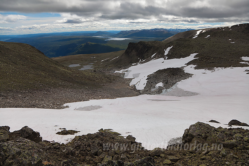 Fra Mjellknapp med utsikt ned den snøfylte botnen som fører ut mot Hensfjellet.